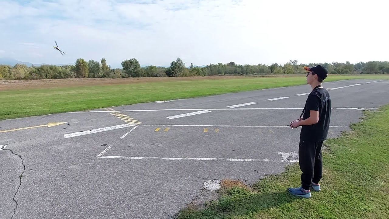 Hely volo 3D, pilota Oscar, 16 anni, al campo di volo di Grassobbio (BG).