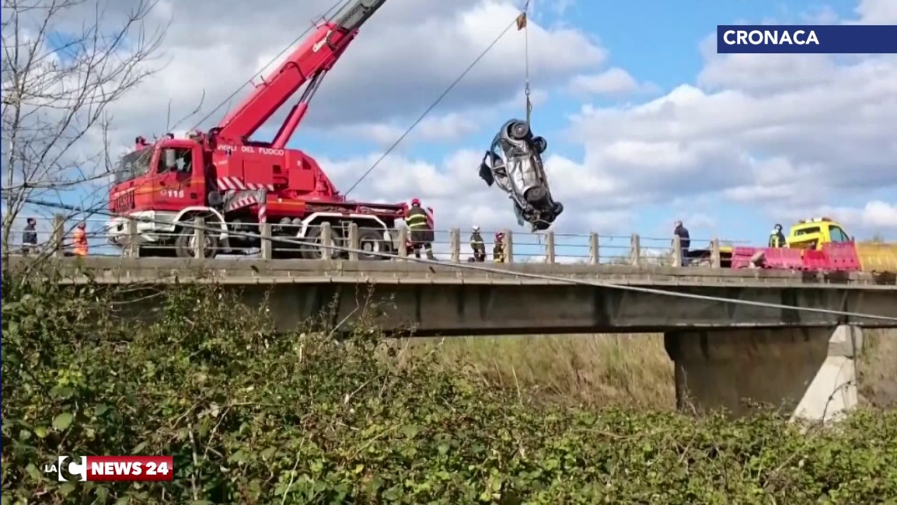 Cade nel fiume con l’auto e muore