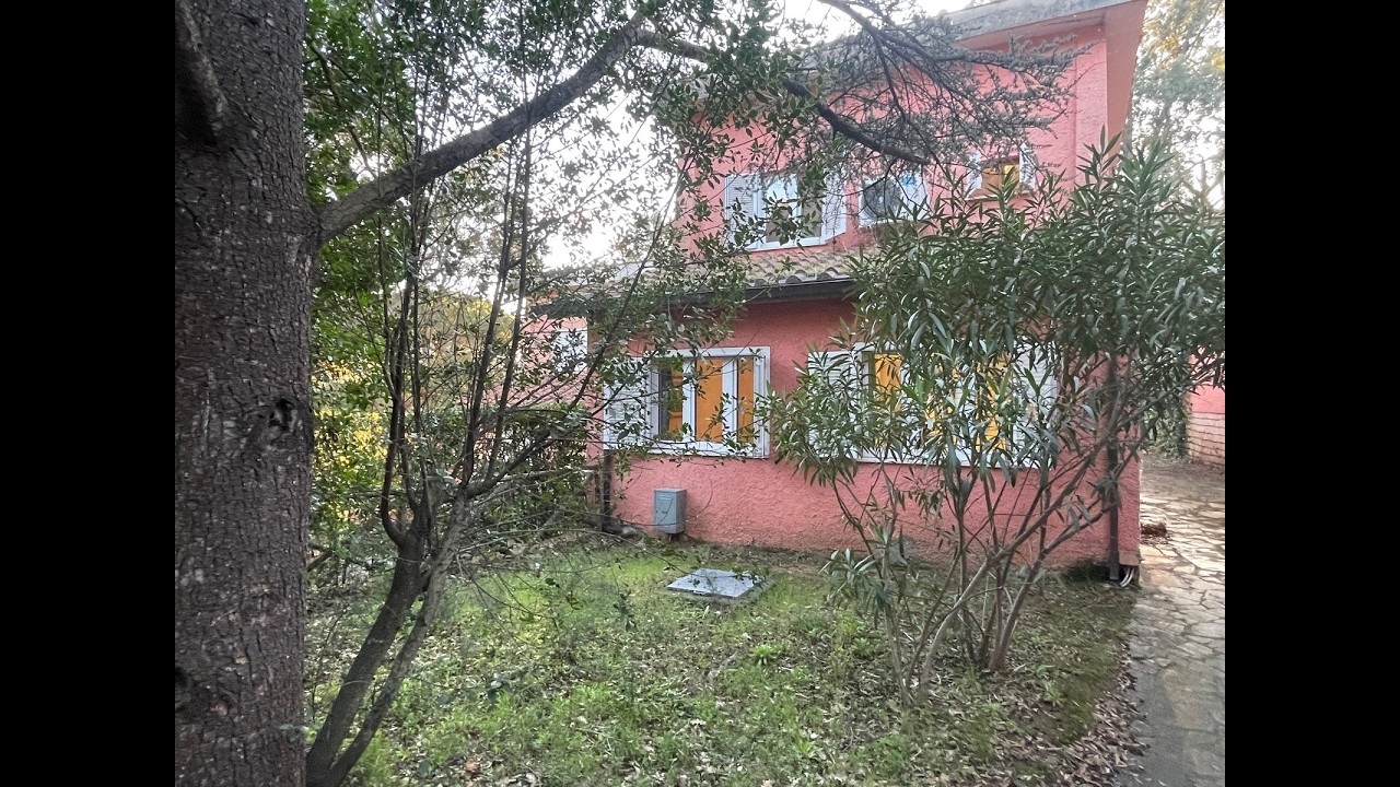 Villa su 2 livelli con giardino a 400 metri dalla spiaggia a Punta Ala Rif. P - A 181