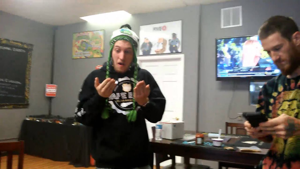 Vapetwan Eating a Carolina Reaper [Hottest Pepper in the World]