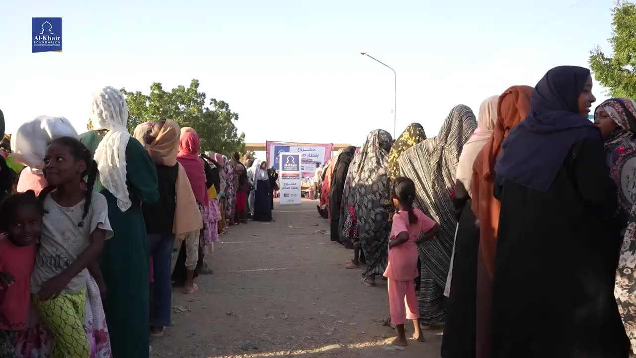 إفطار الصائمين في السودان – توزيع وجبات رمضان في مخيم الكرامة الأول بكسلا