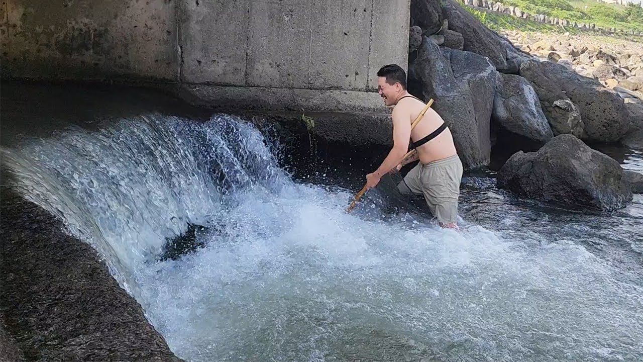 폭포 밑에 사는 녀석을 잡아서 먹어보겠습니다