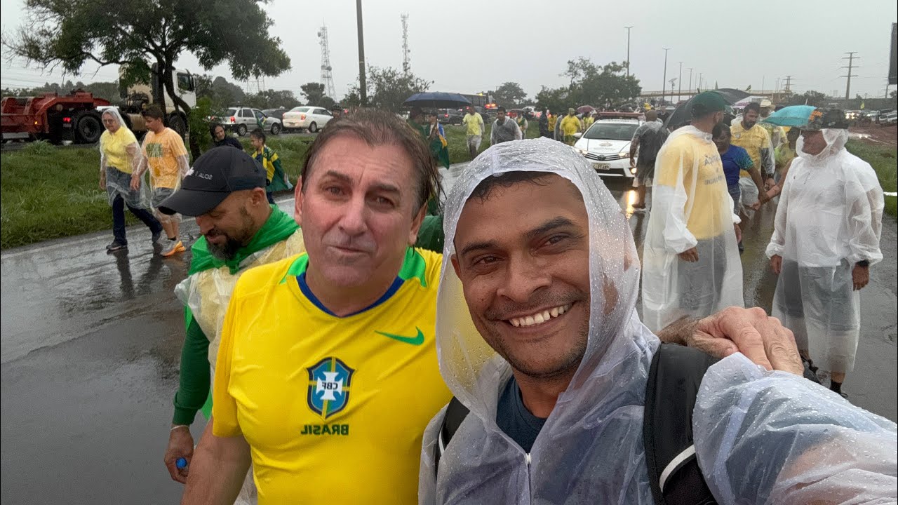 Nikolas Ferreira acaba de chegar no DF acompanhado de uma multidão 