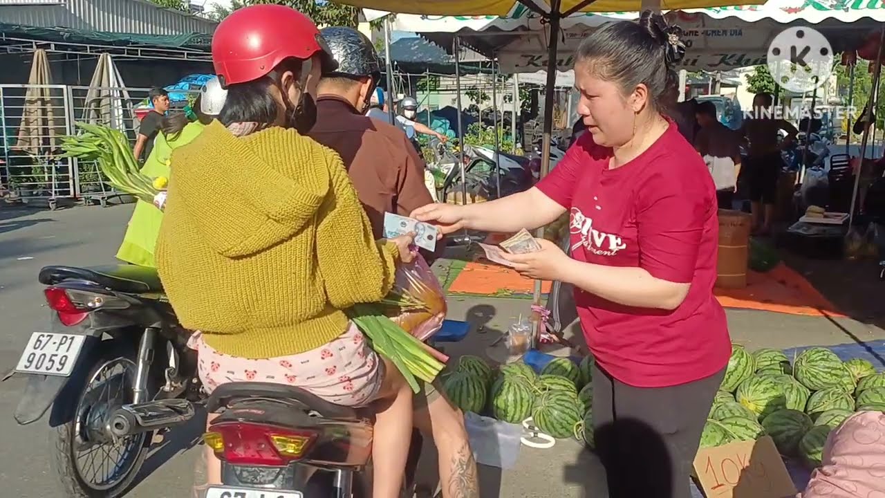 Sáng chợ tết 29 bán xả dưa hấu 1 trái 5k 
