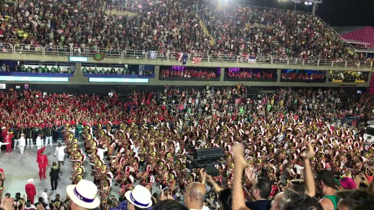 Apresentação da Bateria do Salgueiro no terceiro módulo de julgamento no carnaval 2022