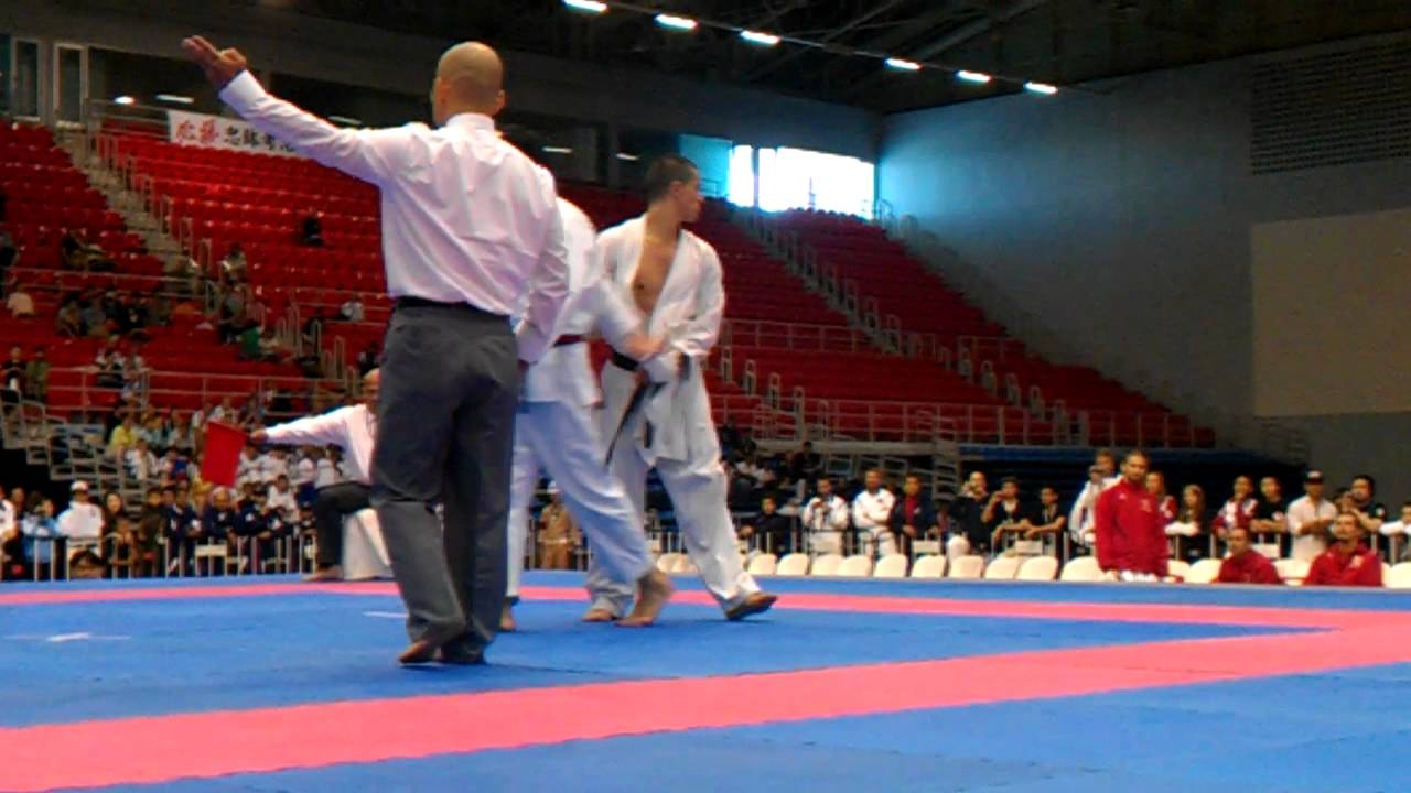 Kumite men's quarter final Koji Chubachi JPN vs Arnaud Vicaire (BEL).3gp