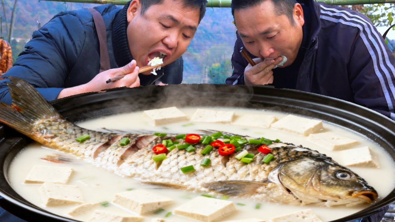 10條鯽魚，二弟做“鯽魚一鍋燉煮”，湯汁鮮嫩香甜超滿足【鐵鍋視頻】