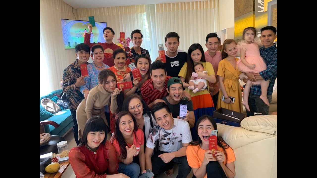 Đại Gia Đình Ăn Tết Tại Nhà Lệ Thủy