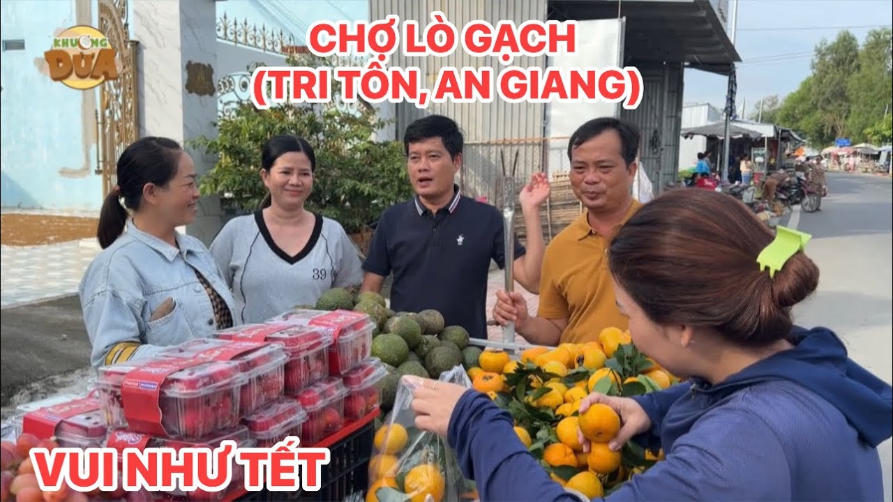 Hậu “đốt nhà”, Khương Dừa dẫn bạn Thái đi chợ quê Lò Gạch ăn uống bồi bổ