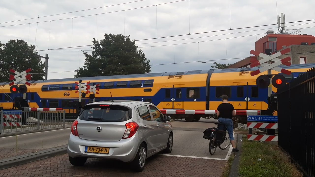 Spoorwegovergang Assen // Dutch Railroad Crossing
