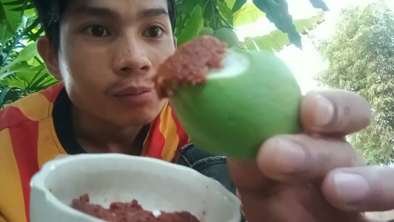 กินมะม่วงสดคาต้น