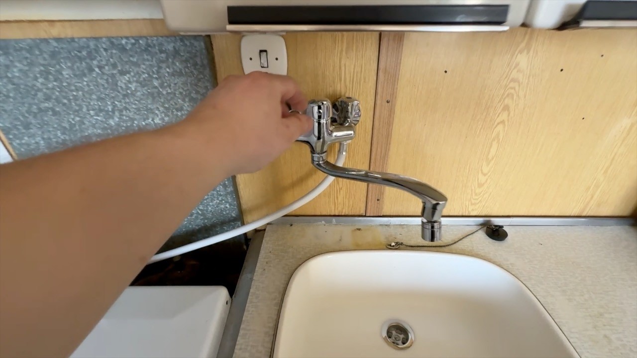 Kompletní výměna baterií a wc ve starém umakartu