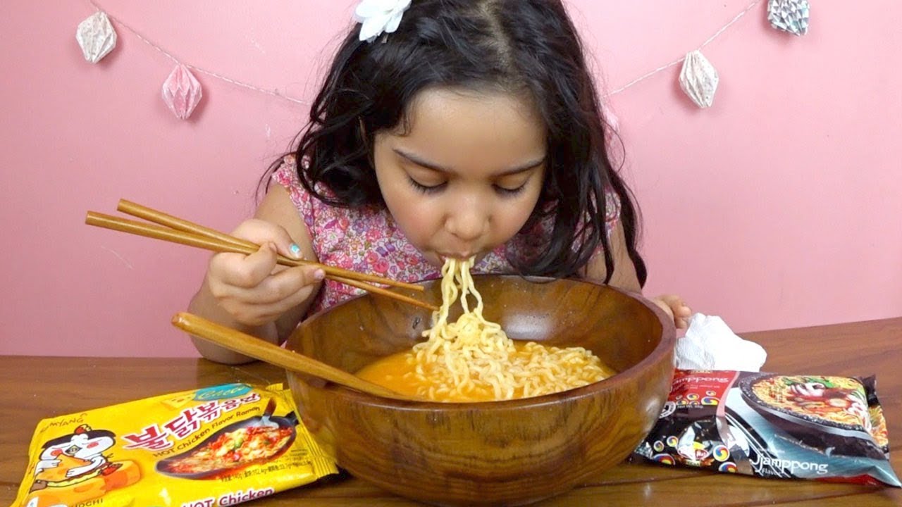 تحدي تجربة نودلز كوري بالجبن !!  🧀 🍜 😱