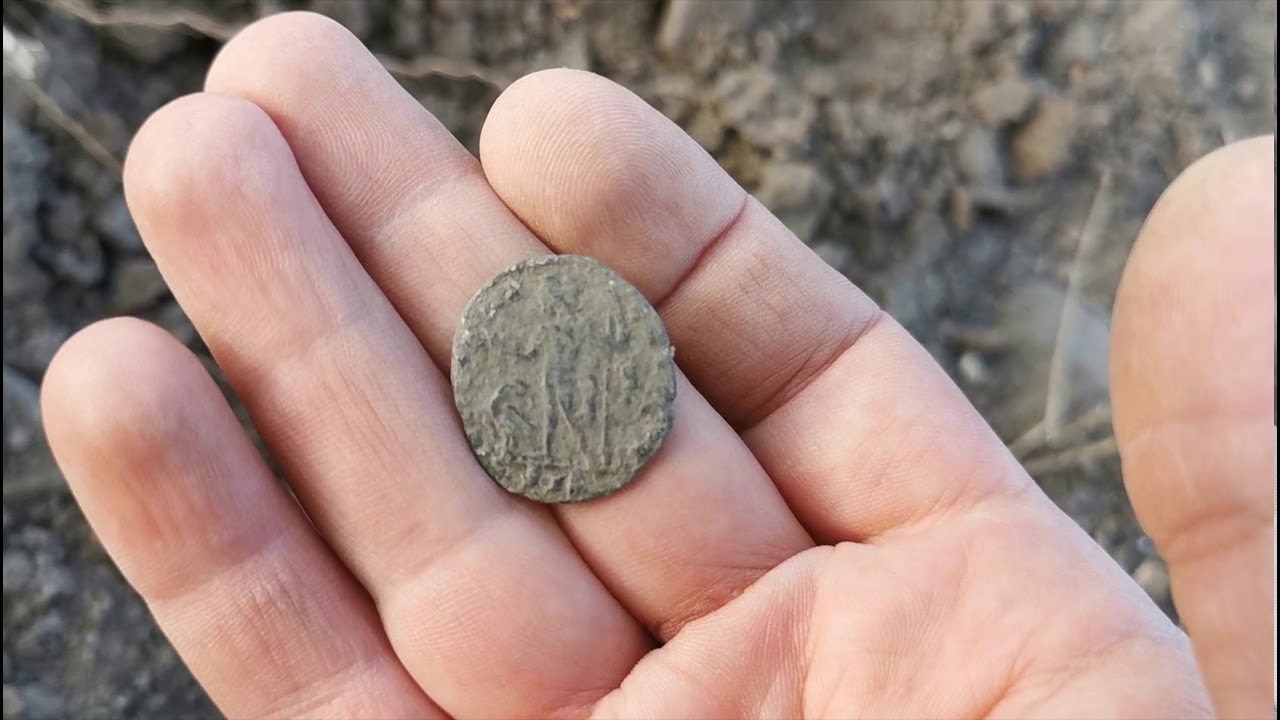 Encuentro monedas romanas y colgante de plata