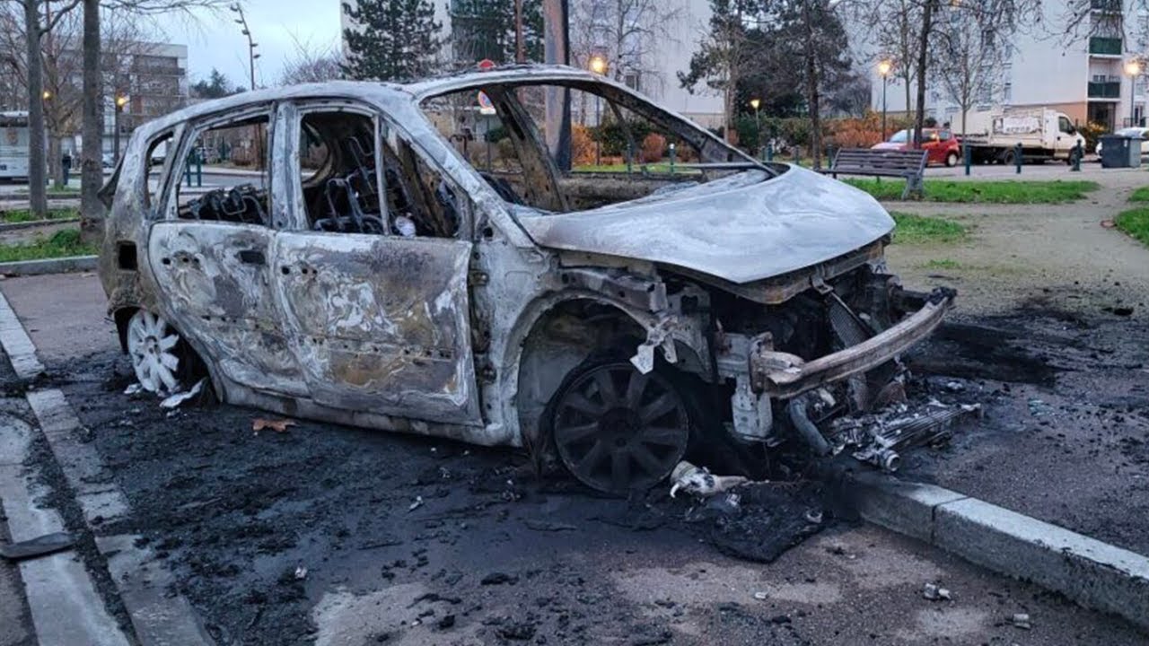 &Agrave; &Eacute;chirolles, la voiture de la maire incendi&eacute;e apr&egrave;s son combat contre les points de deal
