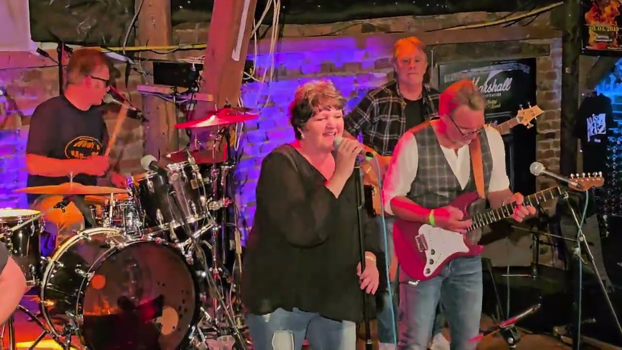 WHAT's UP Band aus dem Paderländle hier am 21.10.2023 bei einem Konzert in der ROCKSCHEUNE Verne.