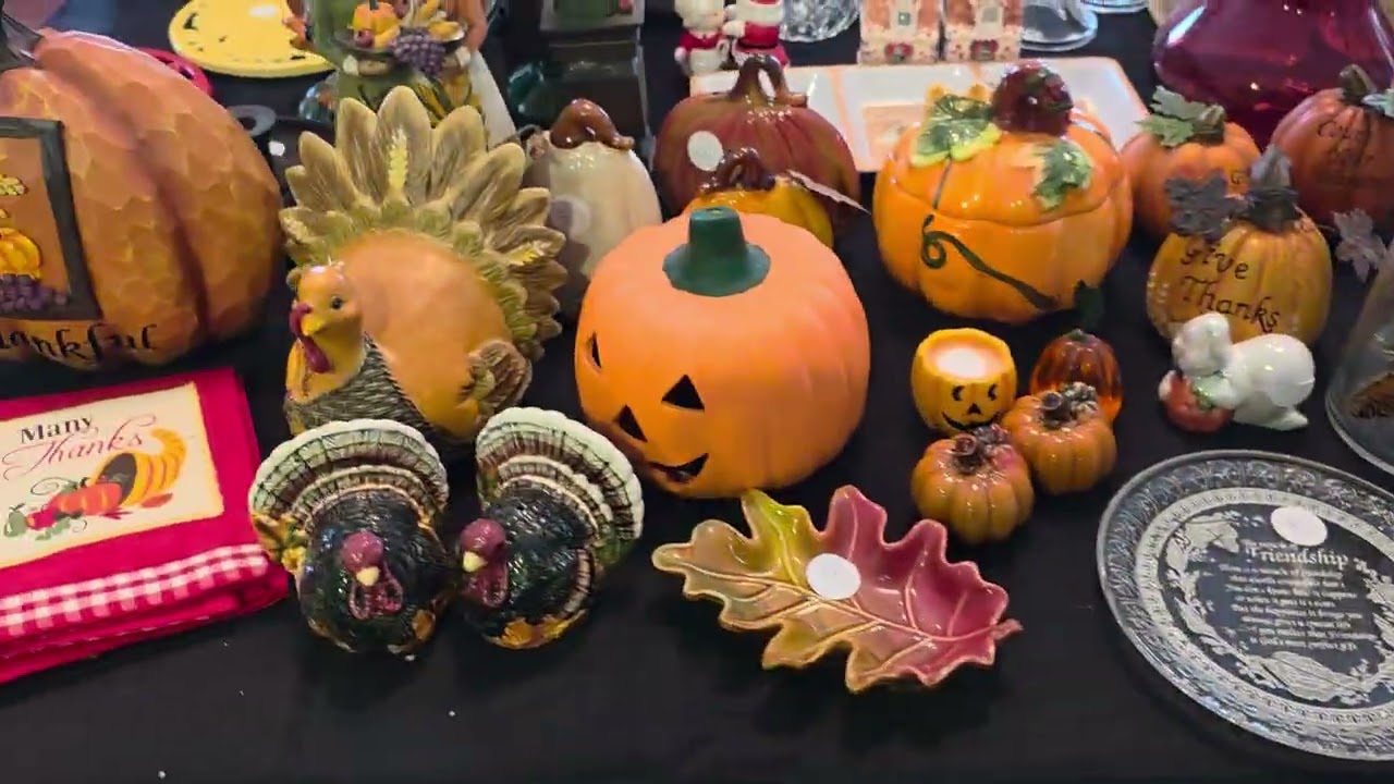 Стильный образ на распродаже имущества Blue Moon Estate Sale в Стиплчейзе