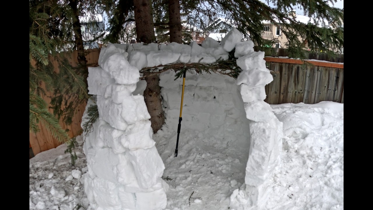 Attempting to build an igloo for the first time (did not succeed...)