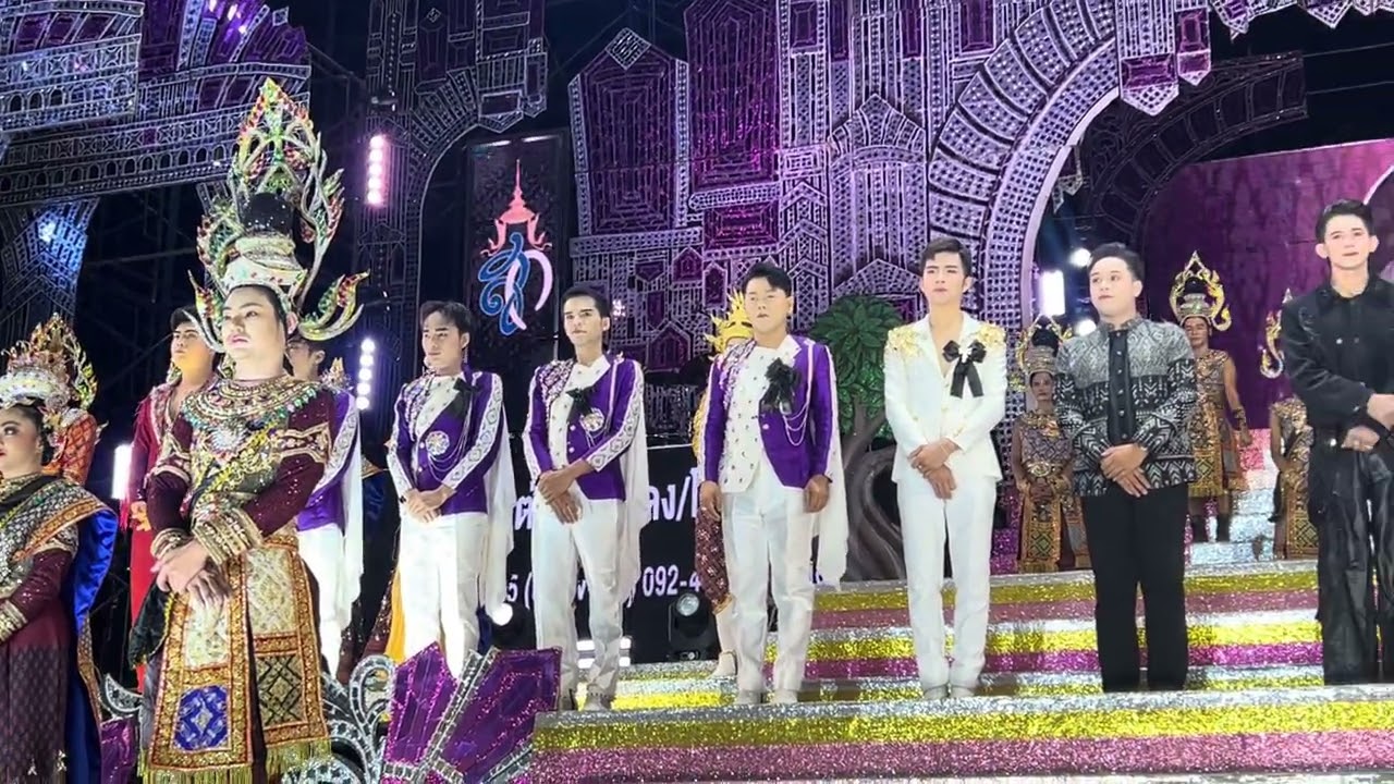 ก่อนเปิดม่านทำการแสดง เกรียงไกรอิสานศิลป์ วัดกกข่าวนาราม ตำบลหนองบัวบาน