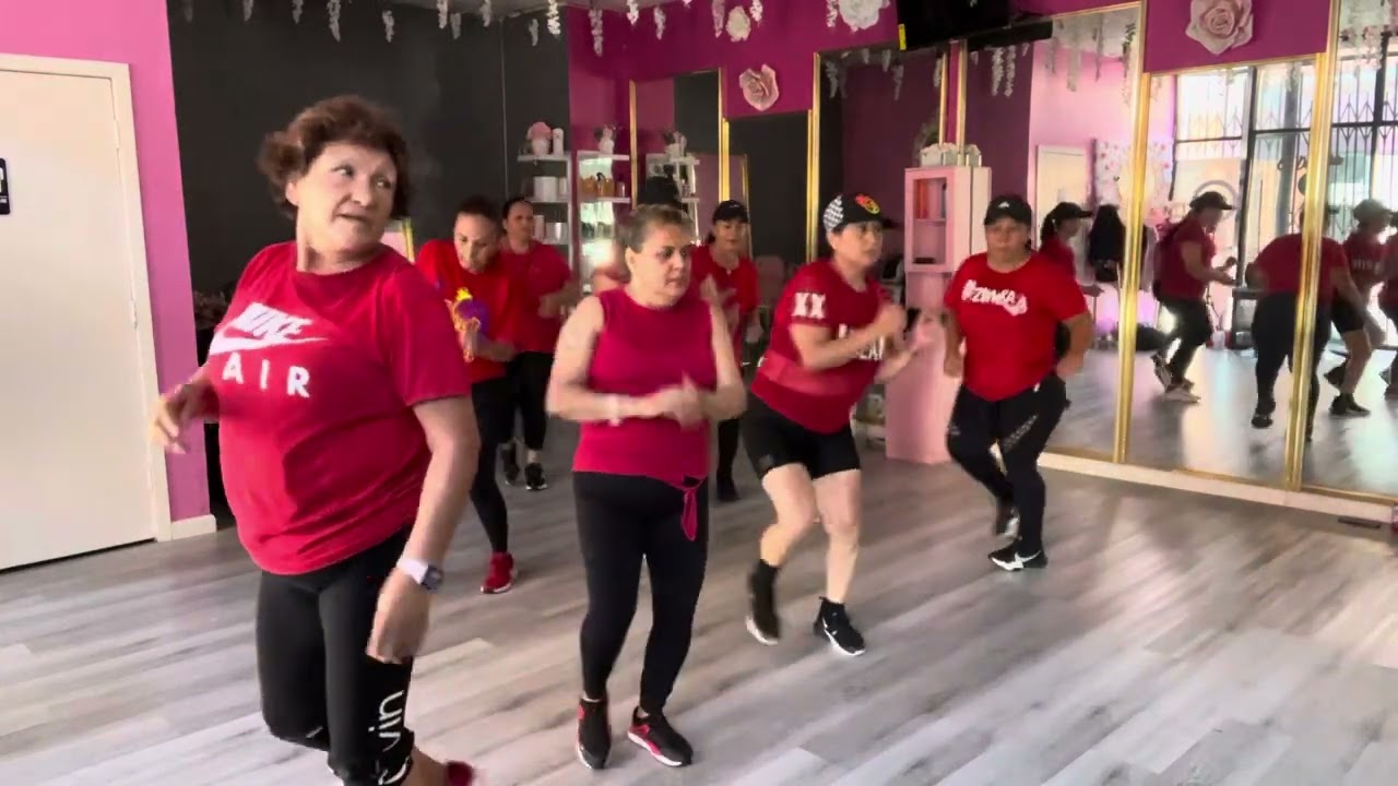 No tengo Los derechos de la musica es solo entretenimiento / Zumba party 🦋❤️🥰 