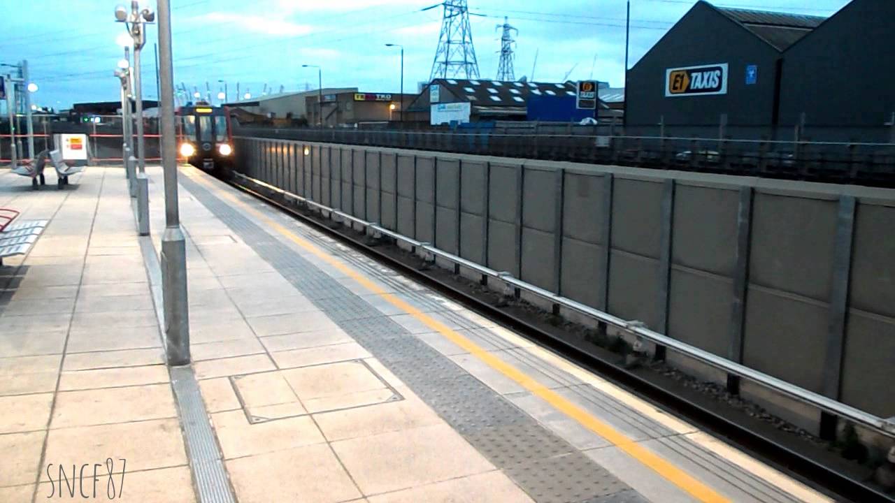 DLR arriving at Star Lane