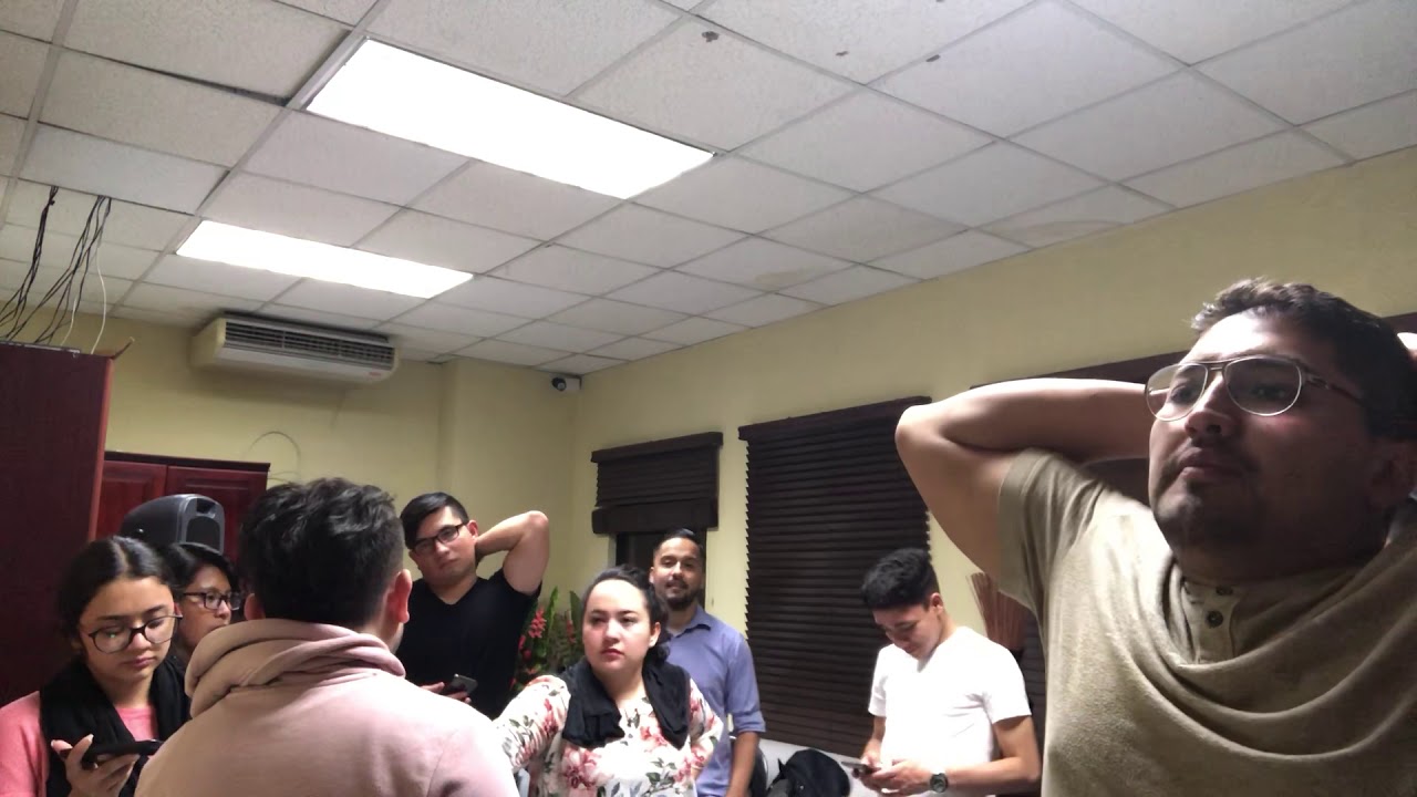 Al que está sentado en el trono( Ensamble)
