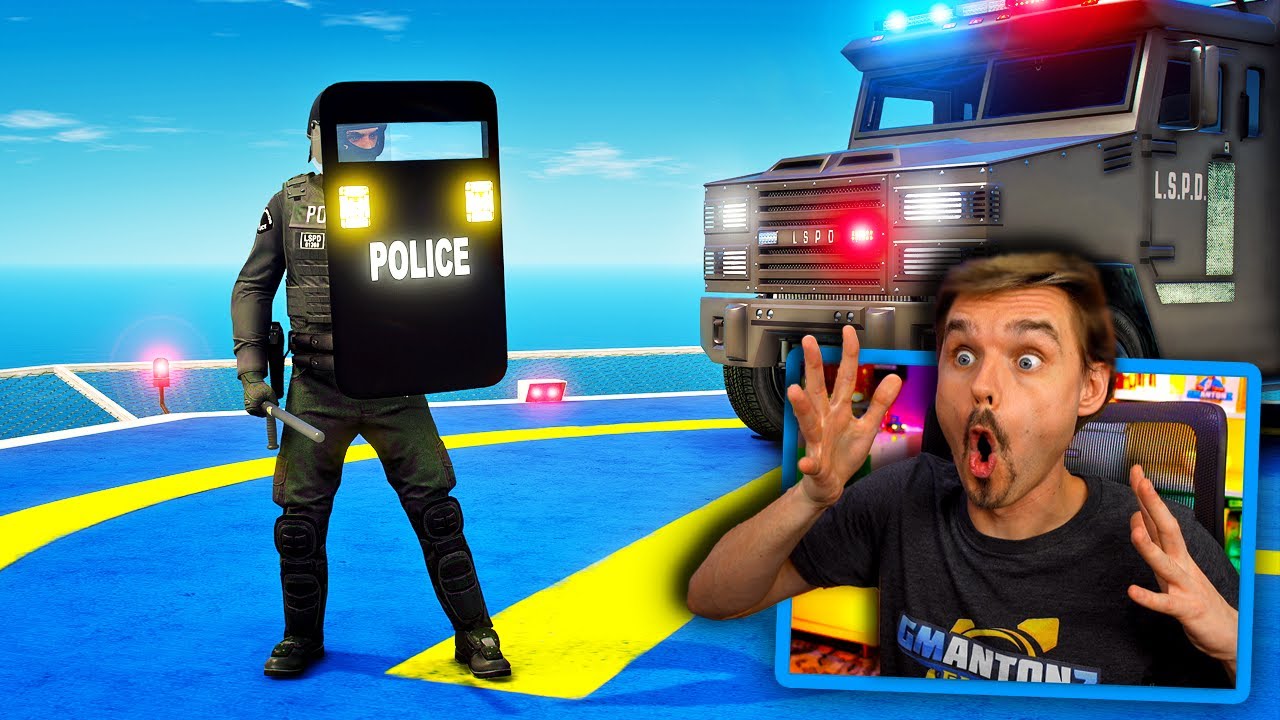 In GTA 5.. I joined RIOT POLICE as everyone went CRAZY! (Insane!)