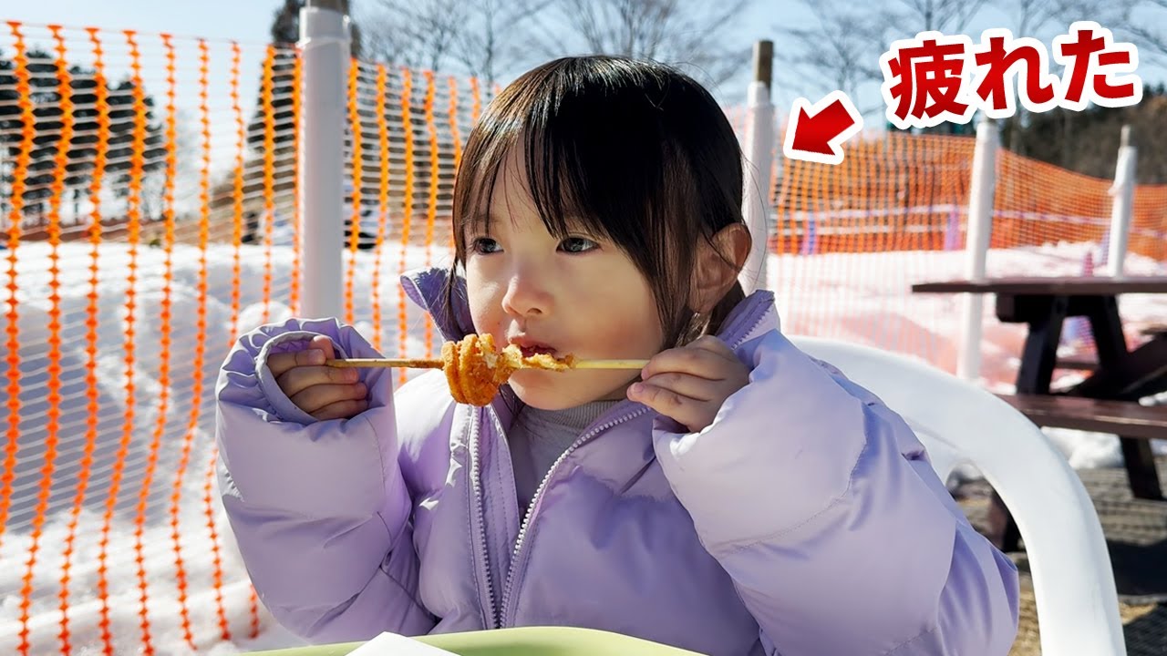 雪遊びで消耗したエネルギーをハリケーンポテトで補給する4歳娘