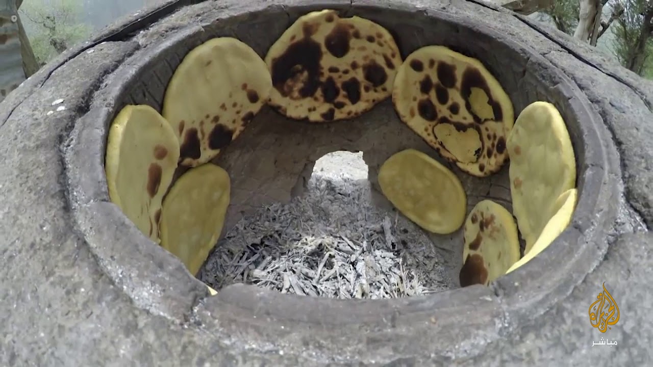 حكاية .. صناعة خبز التنور في اليمن