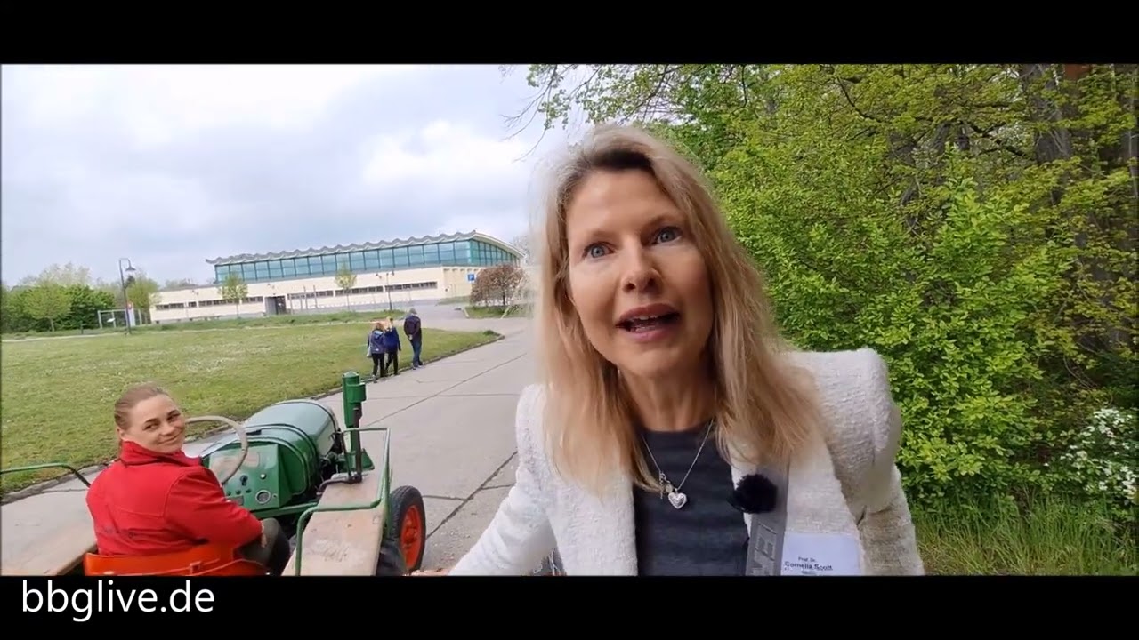 Mit dem Traktor-Taxi über den Campus der Hochschule Anhalt