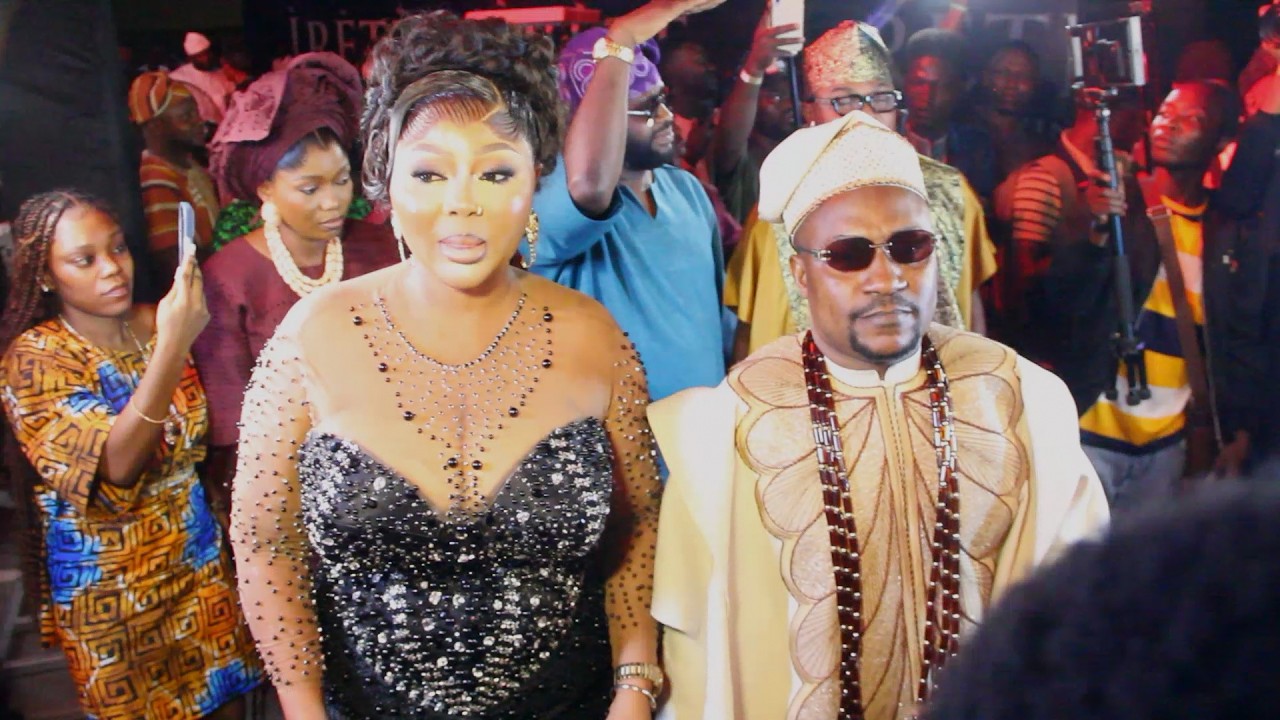 ПРЕКРАСНЫЙ МОМЕНТ! СЕГУН ОГУНБЭ И УМИ АДЖИБОЕ ПРИБЫЛИ КАК КОРОЛЬ И КОРОЛЕВА НА ПРЕМЬЕРЕ ФИЛЬМА