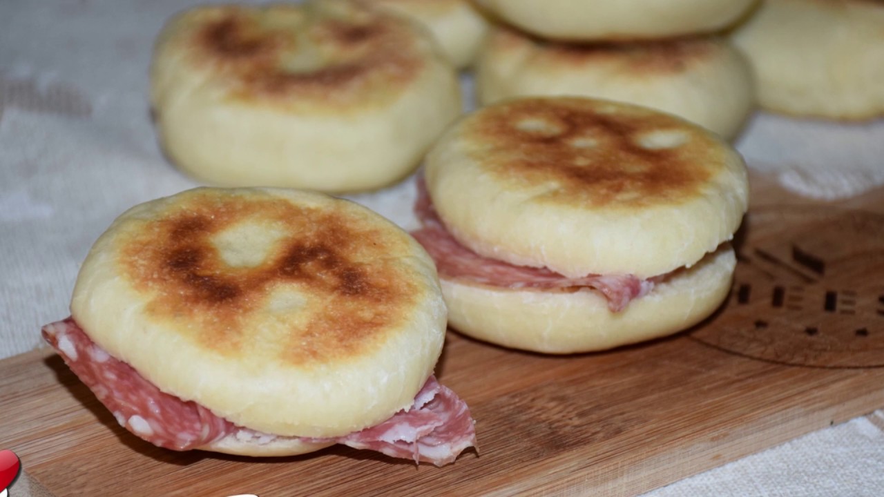 *Tigelle* Ricetta semplice di queste Crescentine Modenesi simili alle focaccine.