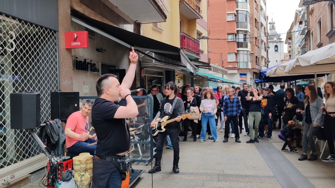 Electrotxaranga callejera punki cantando canciones míticas por las calles de Llodio