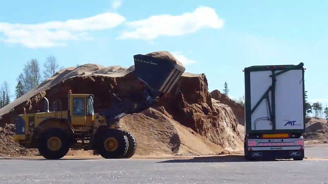 Volvo L150E with High-dumping bucket Högtippande  - Volvo FH woodchip truck Flisbil