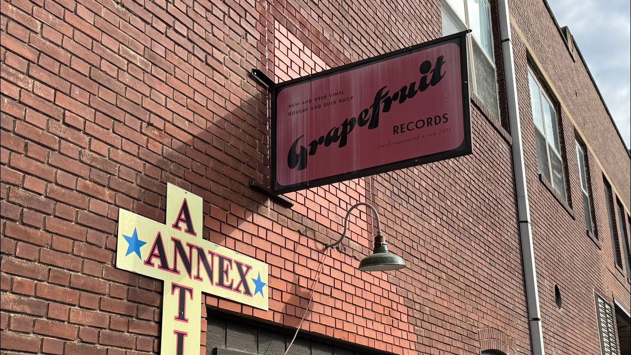 Grapefruit Records — тур по магазину в Омахе, штат Небраска, в районе Олд Маркет — великолепный э...