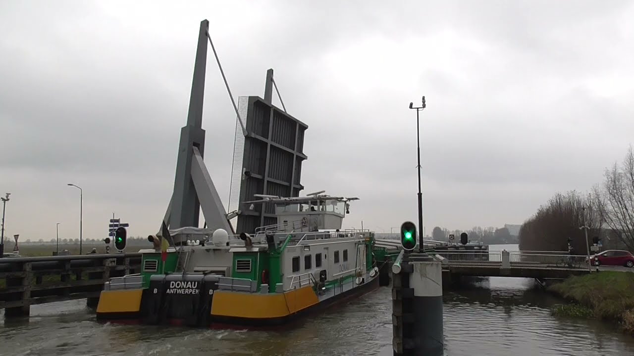 Brugopening Brug Macharen/ Ophaalbrug / Drawbridge/ Pont-levis/ Klappbrücke