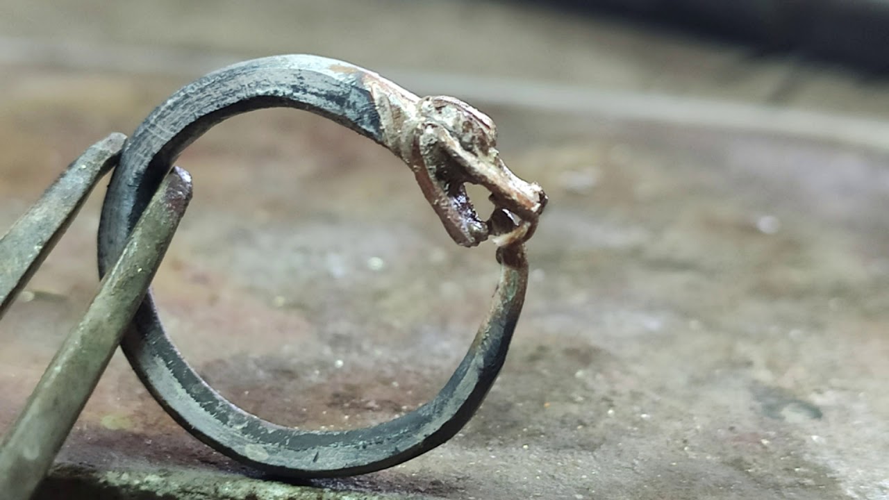 Uroboro, orecchino in argento e oro