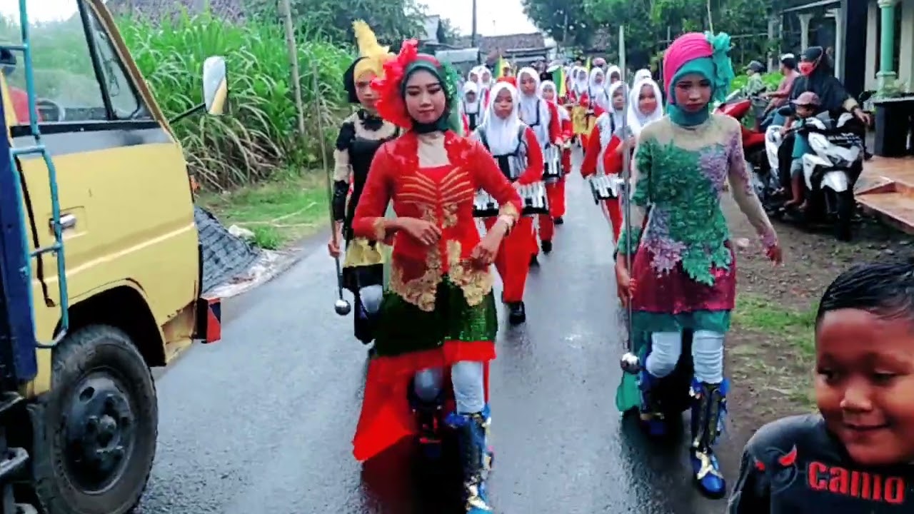 marcing band dari  MTS. MUJAHIDIN slumbung. live performance desa dukuh dsn ngadirejo