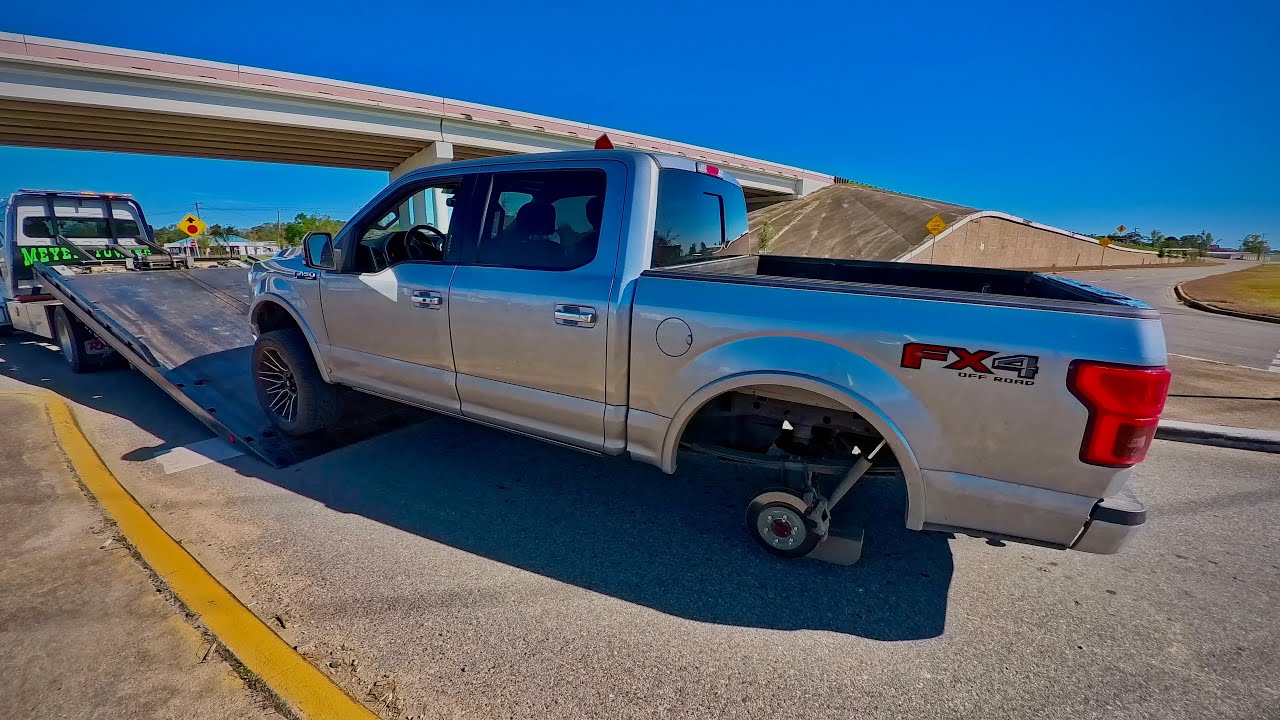 Ford F150 Loses a Wheel in the Middle of an Intersection!
