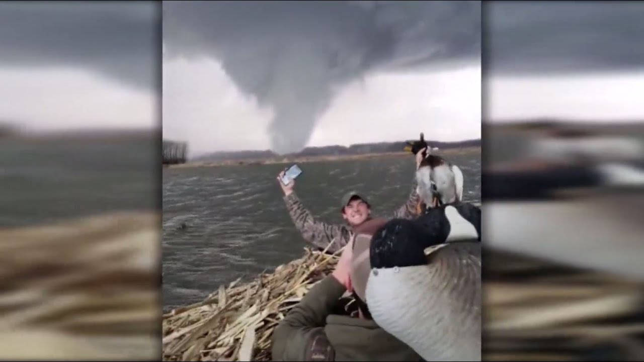 Illinois duck hunters witness tornado