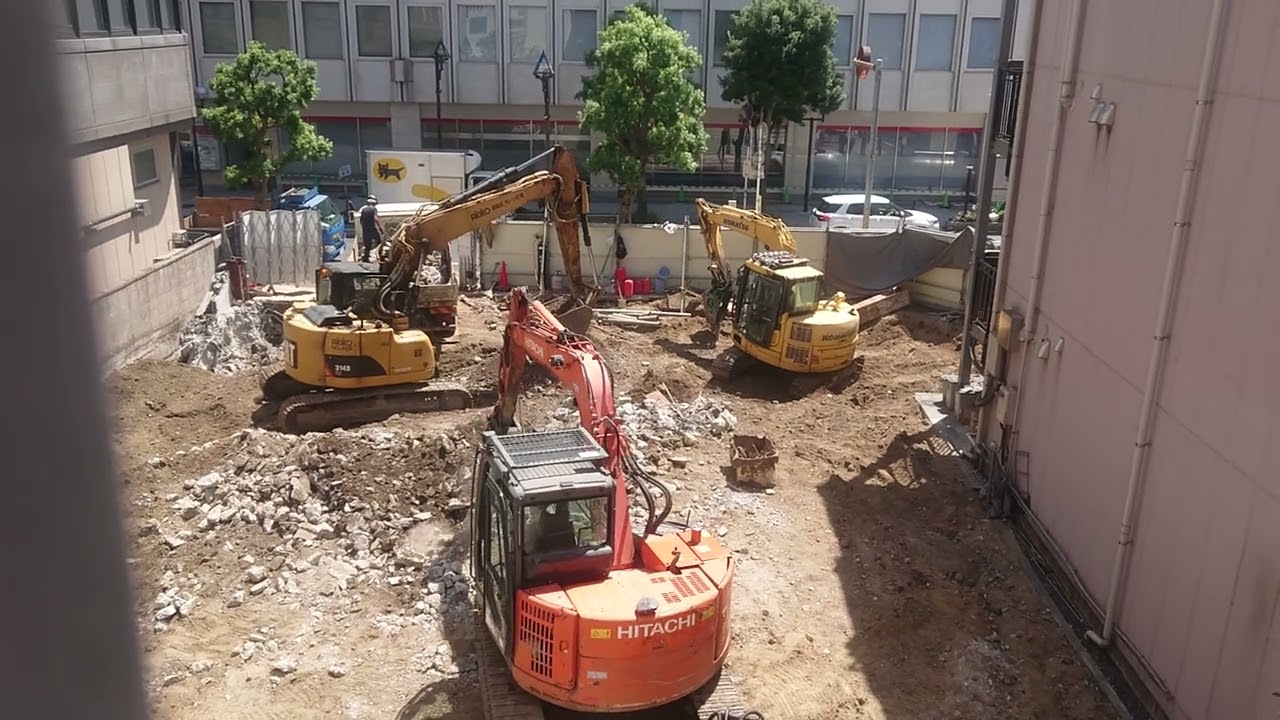 解体された建物を油圧ショベルのバケットで篩(ふるい)にかけてコンクリートや鉄クズを取り出す作業（2024.07 千葉県某所の解体工事現場にて）
