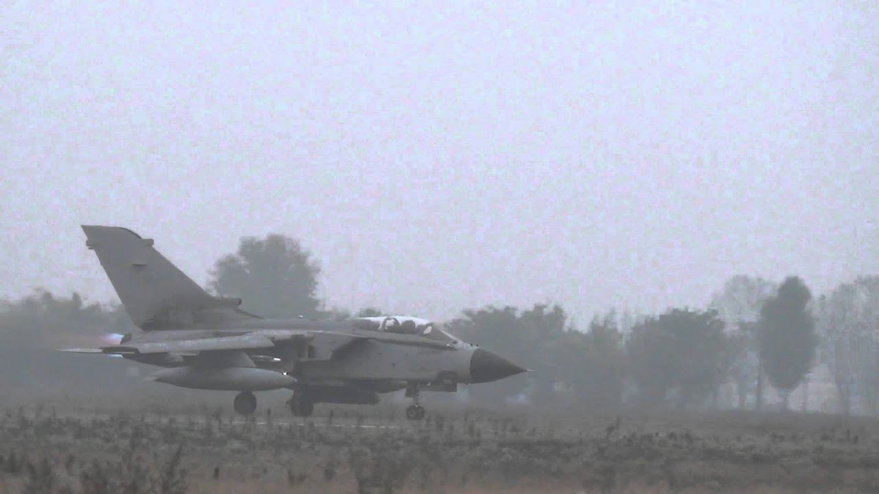 CACCIA BOMBARDIERE  TORNADO DECOLLA : GHEDI  (BS)  21 - 10 - 2013.
