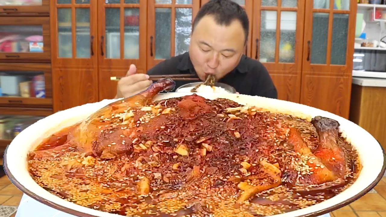 🔥【冒烤鸭一口沦陷！】 网友这波点菜太硬核了，料多到溢出来！阿强这一口也太满足了吧！