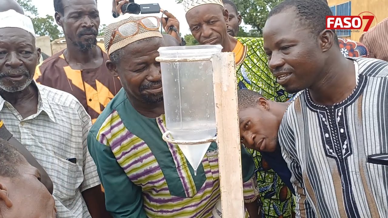 Le Projet HYDROMET et la Croix-Rouge Burkinab&egrave; sur les traces des pluviom&egrave;tres offerts aux paysans