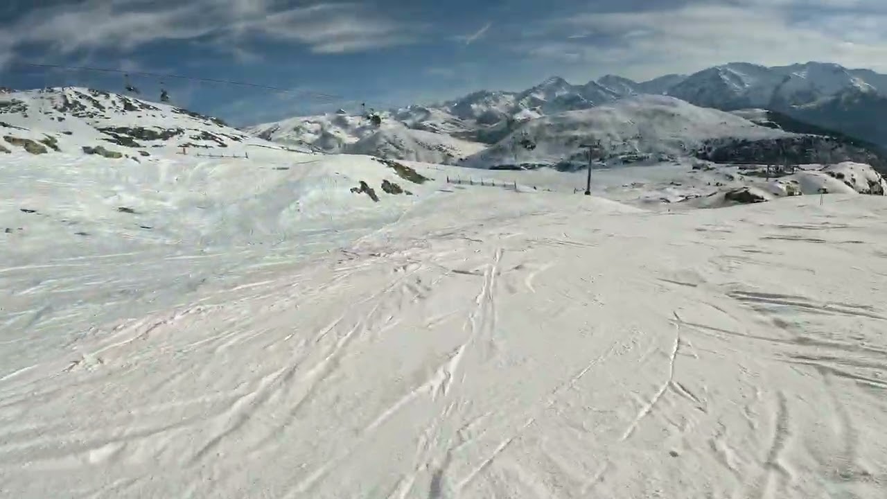 Alpe D'Huez. 2800m, Bergers a great blue run down to the village. You can flow down this ski run
