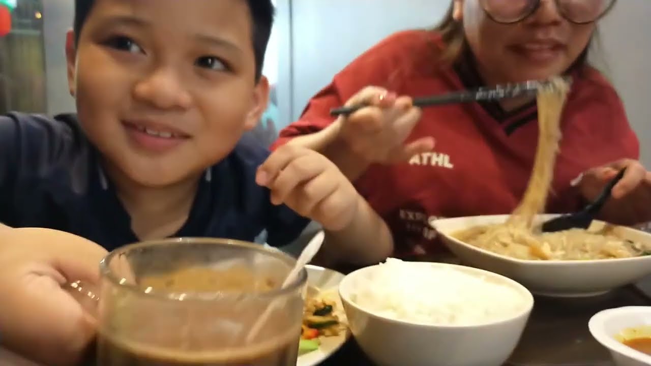 SUDAH MALAM LAPAR KITA SINGGAH MAKAN BARU BALIK RUMAH #eating #eatingvideos #makan #makanenak 