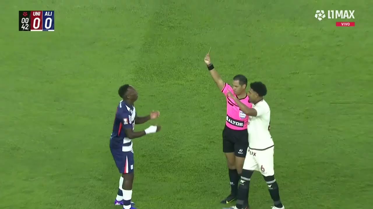 JORDI ESPINOZA LE SACA TARJETA ROJA A LUIS ADV&Iacute;NCULA TRAS FALTA A JAIRO CONCHA