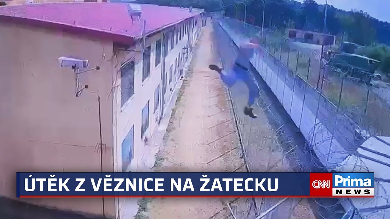 Z&aacute;běry pokusu o &uacute;těk z česk&eacute;ho vězen&iacute;: Muž skočil do žiletkov&eacute;ho dr&aacute;tu, odnesl si 160 stehů