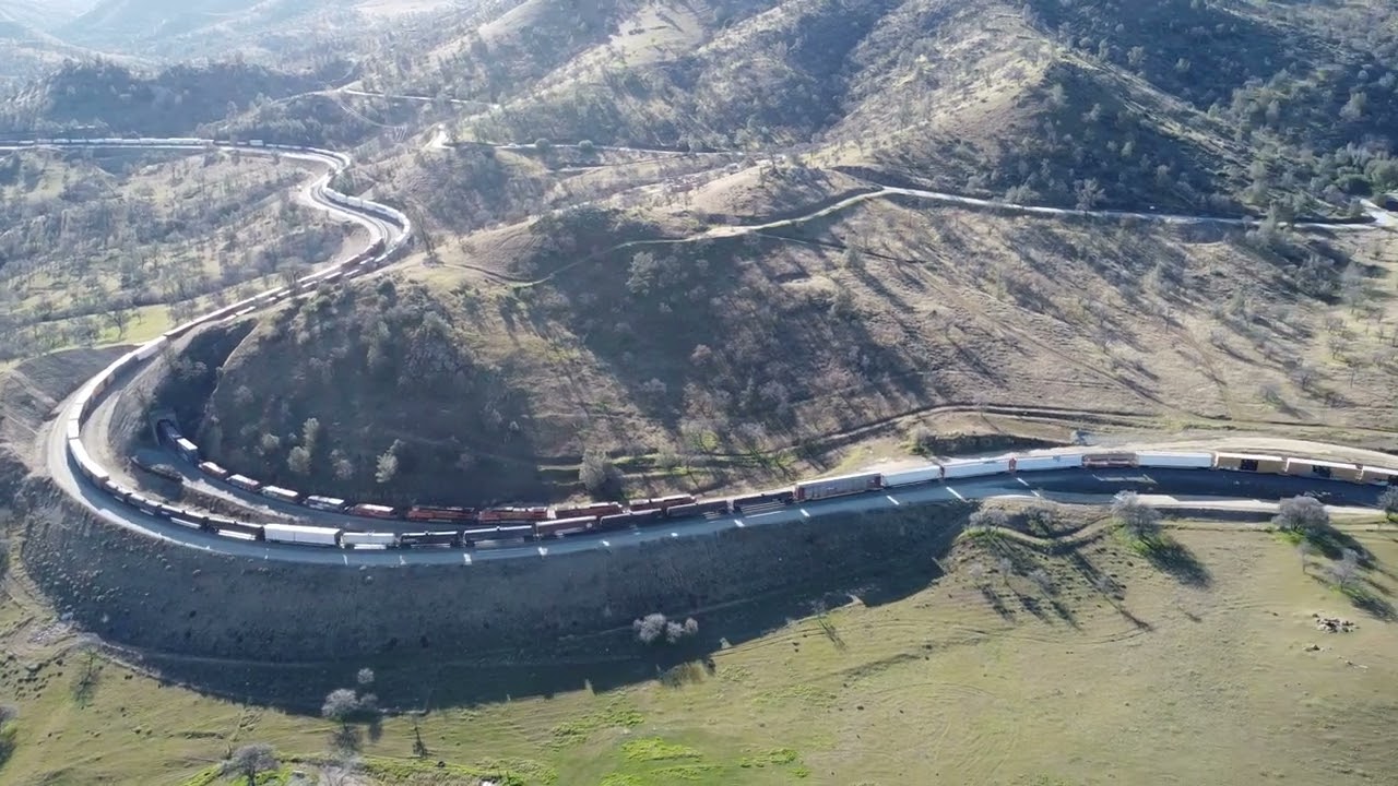 Tehachapi Loop - two trains in thirteen minutes