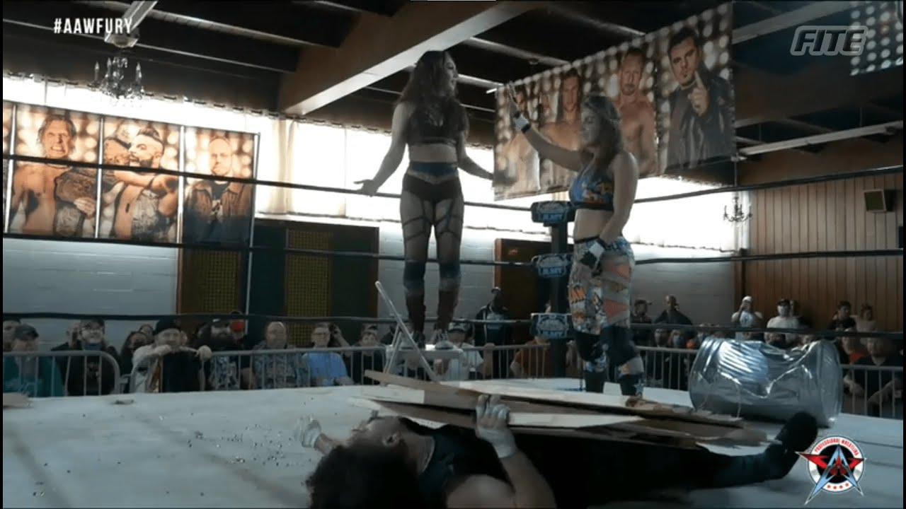 Skye Blue and Christi Jaynes vs La Scoiedad Boricua in Fans bring the weapons match